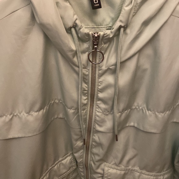 light green H&M wind breaker - Picture 2 of 4